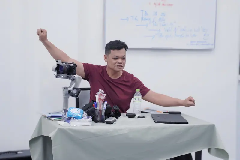 Giảng viên hướng dẫn trong buổi học