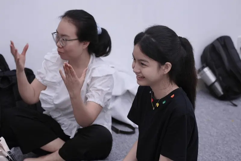 Học viên Qplus Academy luyện biểu cảm cùng bạn học